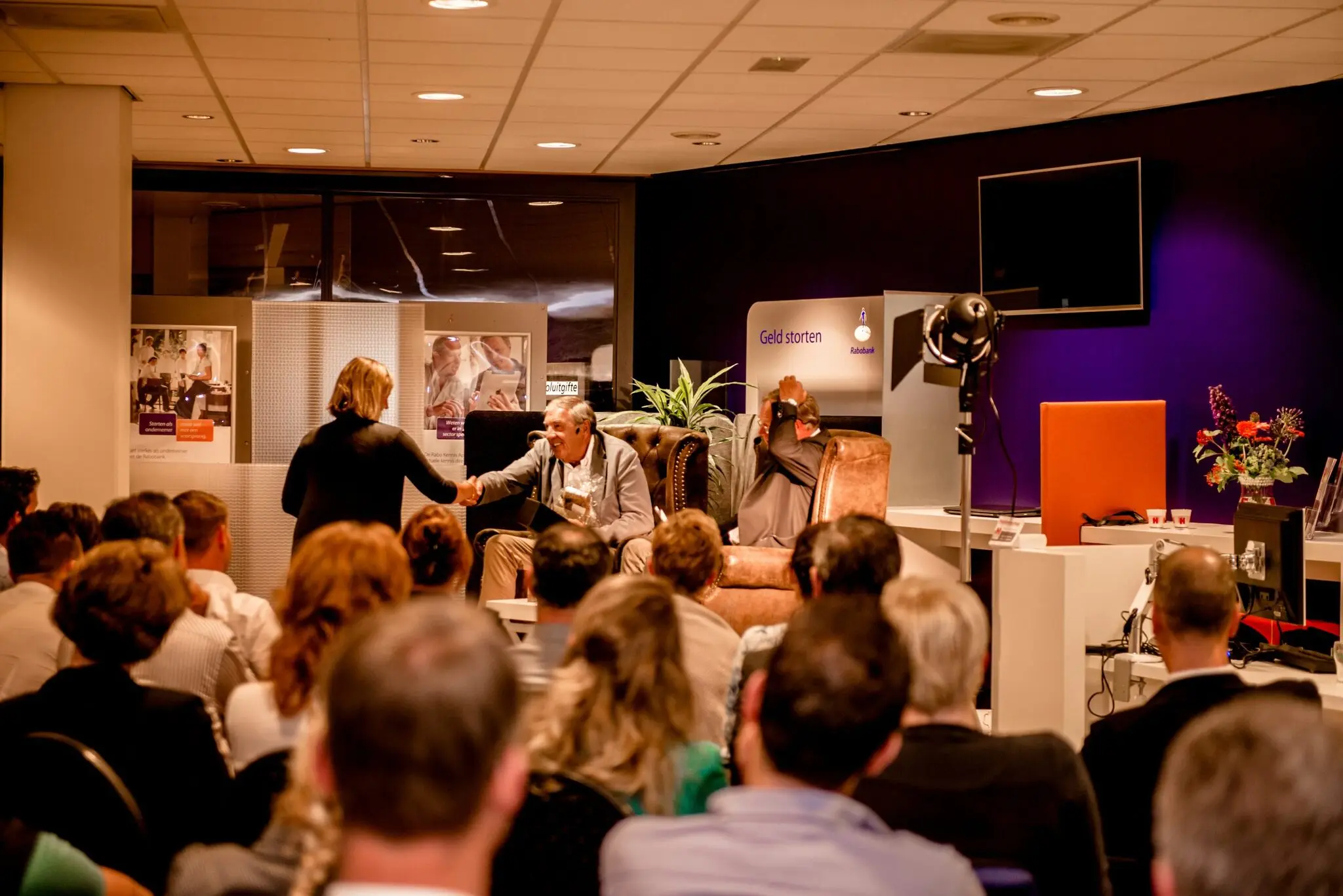 Een ondernemersavond in Holten met publiek en twee sprekers